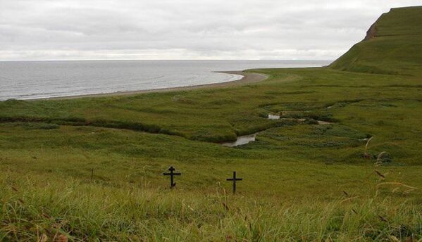 Les îles Komandorsky font partie de l'archipel des îles Aléoutiennes. Elles ont été découvertes en 1741 par l'expédition mené par le navigateur Vitus Béring. Il est mort sur une des îles (actuelle île Béring), le 8 décembre 1741 et y a été inhumé. En photo: tombes des membres de la deuxième expédition vers le Kamtchatka, mené par Béring. - Sputnik Afrique