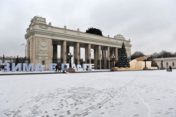 Le premier décembre, une patinoire très attendue par les habitants de Moscou a ouvert ses portes au Parc Gorki, un lieu de détente et de loisirs qui se trouve au centre de la capitale russe. La directrice générale du parc Olga Zakharova a affirmé avec fierté qu'il s'agit de la plus grande patinoire d'Europe. - Sputnik Afrique