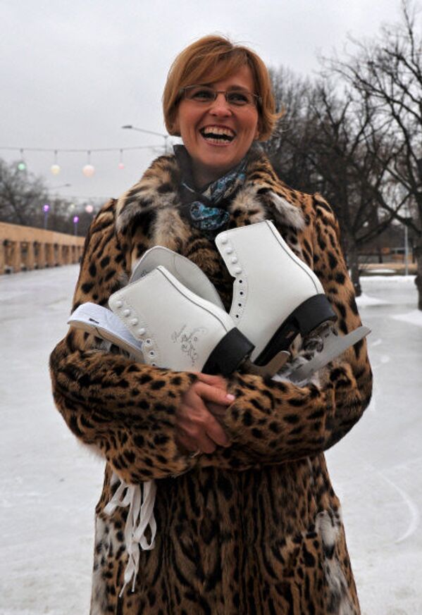 Selon la directrice du parc de loisirs et de détente Olga Zakharova (sur la photo), la construction de la patinoire a coûté 325 millions de roubles. Les organisateurs espèrent couvrir ces dépenses d'ici à 3 ans. - Sputnik Afrique