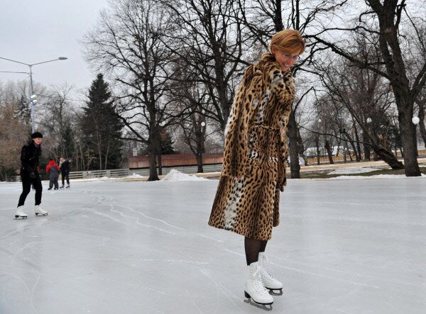 Olga Zakharova (sur la photo), la directrice du parc Gorki, a souligné que qu'il a fallu deux mois pour installer la patinoire. - Sputnik Afrique