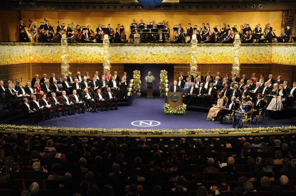 La 110ème cérémonie de remise des prix Nobel a eu lieu le 10 décembre dans les capitales suédoises et norvégiennes. Les lauréats en médecine, physique, chimie, littérature et économie ont reçu leurs récompenses des mains du roi Charles XVI Gustave de Suède. - Sputnik Afrique