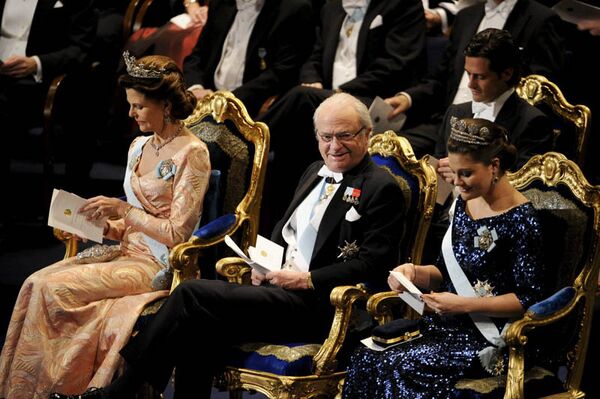 La cérémonie dans la salle de concert de Stockholm a duré 1 heure 30 minutes. En photo: la famille royale de Suède, la reine Sylvia (à gauche), le roi Charles XVI Gustave (au centre) et la princesse Viktoria (à droite) - Sputnik Afrique