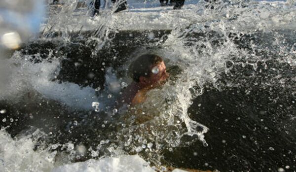 Un amateur de bain d’hiver marque un record à Tioumen - Sputnik Afrique