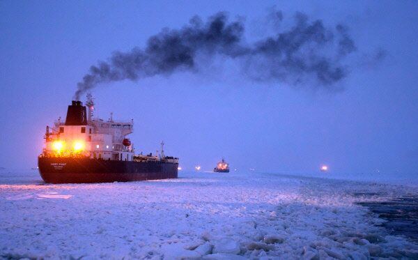 Le brise-glace Vaïgatch a été conçu pour le pilotage des navires dans l'embouchure des fleuves sibériens. L'équipage du brise-glace est composé de 89 personnes. Sur la photo: des navires guidés dans les glaces du golfe de Finlande par le brise-glace Vaïgatch. - Sputnik Afrique