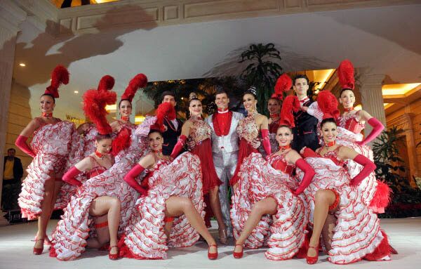 Le légendaire cabaret parisien Moulin Rouge est à Moscou du 16 au 18 décembre. Le programme spécial de nouvel-an reprend les meilleurs numéros de la troupe. C'est la première fois depuis la fondation du cabaret en 1889 que les danseuses se produisent hors de Paris. - Sputnik Afrique