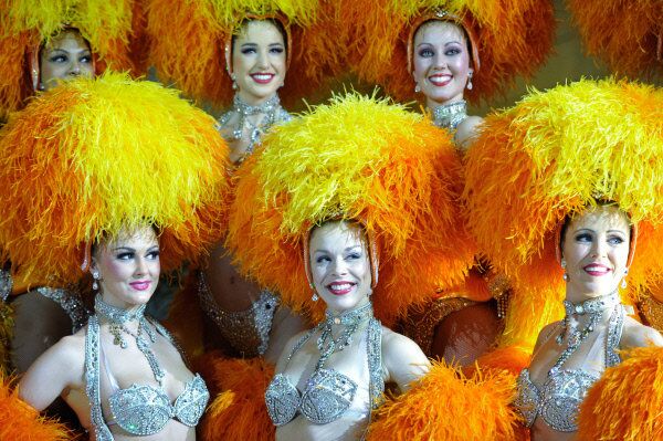 Les danseuses du Moulin Rouge changent sept fois de costume pendant la durée du spectacle. - Sputnik Afrique