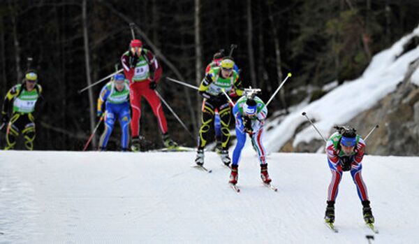 Biathlon: Russes gagnent «l’or» dans un sprint mixte - Sputnik Afrique
