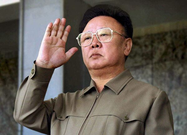 Samedi 17 décembre, le leader Nord-Coréen, Kim Jong Il est décédé à l’âge de 69 ans. La télévision nationale a annoncé la mort du dirigeant lundi 19 décembre. Kim Jong Il a fini sa vie dans son train blindé au moment d’une visite d’inspection dans le pays. Concernant les causes de la mort, la télévision Nord-coréenne a évoqué «un surmenage psychique et physique, entrainé par le travail pour le bien de la patrie». - Sputnik Afrique