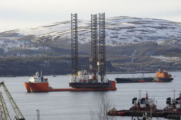 Les opérations de recherche et de sauvetage sont menées par le brise-glace «Magadan» et le remorqueur «Naftogaz-55». Le navire «Atlas», le pétrolier «Georgui Froïer», le fournisseur «Smit Sakhaline» et le vraquier «Youri Tarapourov» assistent les opérations. Sur la photo: la plateforme de forage «Kolskaïa». - Sputnik Afrique