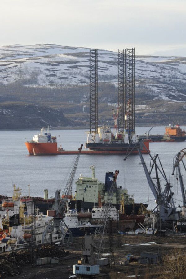 La plateforme pétrolière flottante «Kolskaïa» (sur la photo) a été construite en 1985 en Finlande. Elle fait 69,2 mètres de long et 80 mètres de large. - Sputnik Afrique