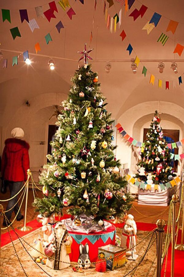 La tradition de décorer l’arbre de Noël est apparue en Russie avec l’arrivée au pouvoir de Pierre Ier. A la fin du 19ème siècle, le sapin est devenu la principale décoration de nouvel-an dans les maisons. La révolution d’Octobre a interdit le sapin de Noël car c’était une tradition bourgeoise. Et c’est seulement 17 ans plus tard, en 1935, que l’arbre reprend sa place dans les maisons comme sapin soviétique de Nouvel-An. - Sputnik Afrique