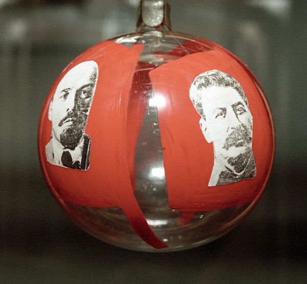 Cette année-là, des boules pour le sapin ornées des portraits de Lénine, de Staline et des membres du Politbureau. On a rapidement arrêté leur production. En photo: dernière boule de nouvel-an de 1937, avec les portraits de Lénine et de Staline, présentée à l’exposition «le scintillement de l’histoire à travers les boules du sapin de Nouvel-An» - Sputnik Afrique