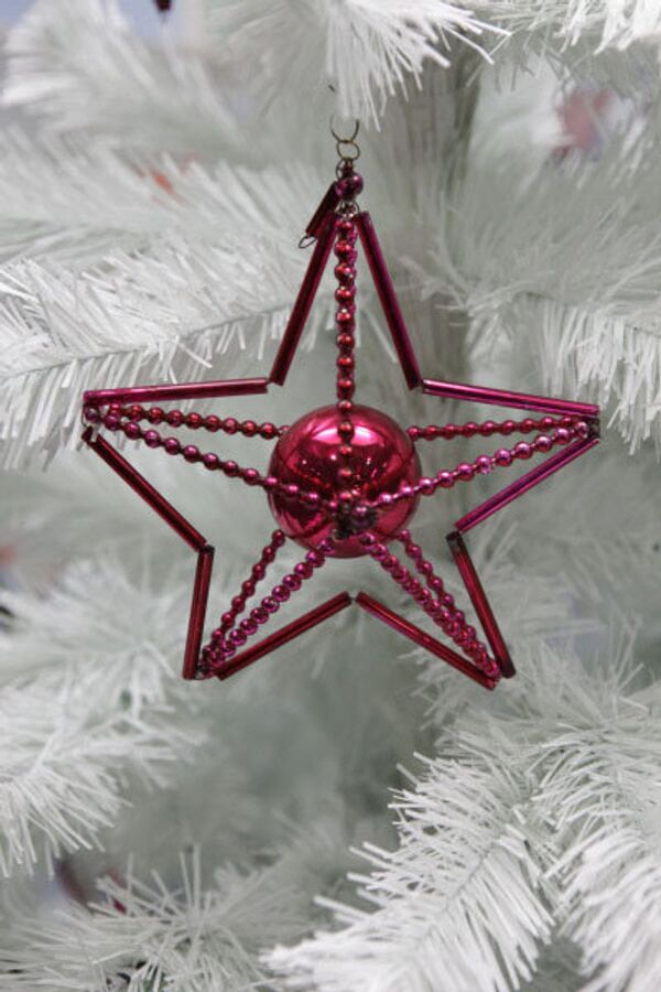 A l’époque soviétique, les étoiles de Bethlehem et les anges de cires ont été changés pour des étoiles rouges à cinq branches ou étoiles du Kremlin. - Sputnik Afrique