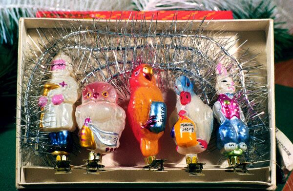 Au début des années 1950, on a commencé à produire des assortiments à offrir de décorations miniatures. Ces ornements pouvaient embellir de tous petits sapins. Les objets étaient en verre, plastique et papier. - Sputnik Afrique