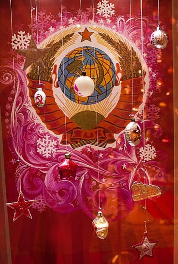 En photo : arbre de Nouvel-An décoré avec des symboles soviétiques. - Sputnik Afrique