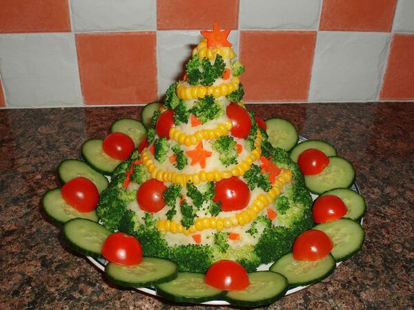 En Russie, cette tradition a été introduite par Pierre le Grand. En photo : salade de fête. - Sputnik Afrique