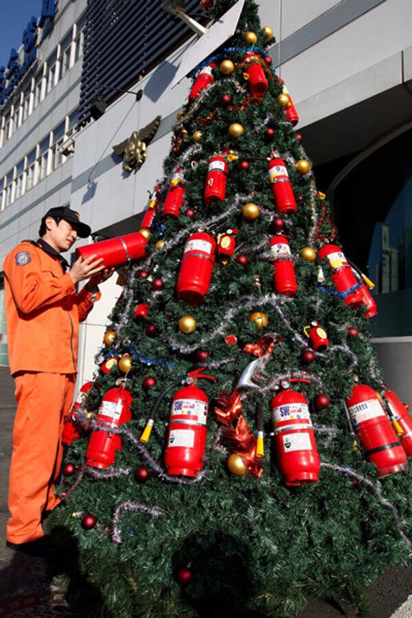En photo: arbre de Noël des pompiers, Corée du Sud. - Sputnik Afrique