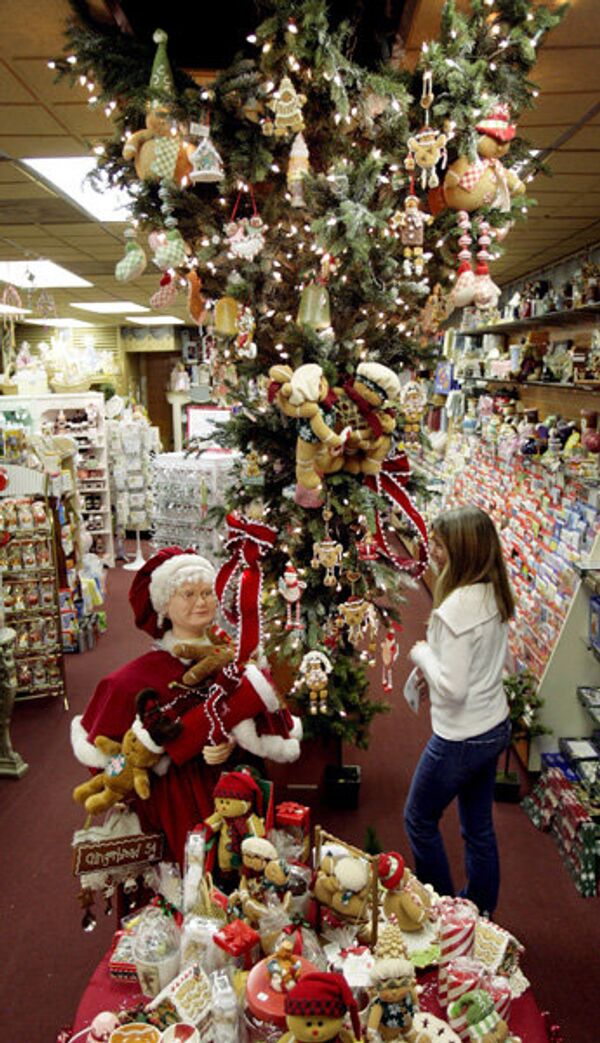 En photo : sapin de Noël la cime en bas dans un magasin de New-York. - Sputnik Afrique