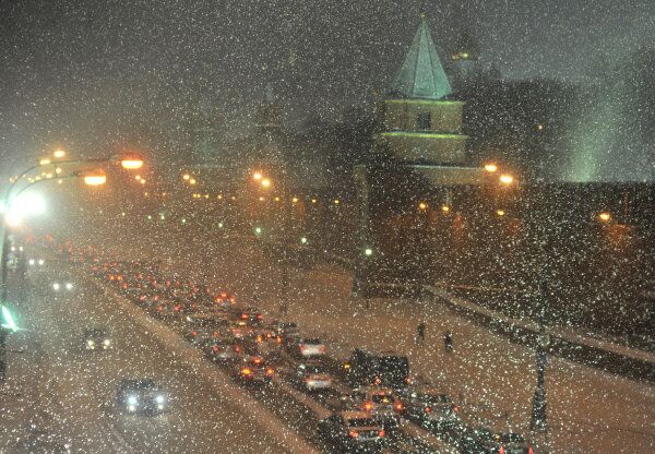 De fortes chutes de neige sont tombées entre le 20 et le 22 décembre sur Moscou et sa région, le niveau de neige atteignant près de 20 centimètres. Il s'agit déjà du deuxième cas de fortes chutes de neige dans la région depuis le début du 21e siècle. Pour l'instant, le record absolu est détenu par l'hiver de 2005, lorsque le 21 et le 22 décembre, près de 25 centimètres de neige est tombé sur Moscou et sa région. Selon les météorologues, les chutes de neige en janvier pourraient représenter en quantité le double du mois de décembre. - Sputnik Afrique