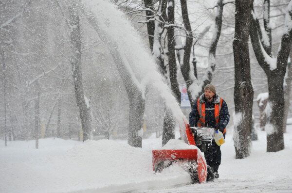 Les services de voirie de Moscou ont été mobilisés pour déblayer les routes et les trottoirs. On compte environ 12.000 chasse-neige dans la capitale. - Sputnik Afrique