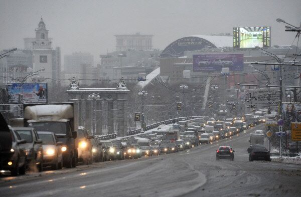 Les chiffres des bouchons sont tout aussi impressionnants. Le matin du 22 décembre, la longueur totale des embouteillages à Moscou, en raison des fortes chutes de neige, était égale à la distance entre la capitale russe et la ville de Novossibirsk - 3400 kilomètres. - Sputnik Afrique
