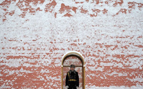Sur la photo: le garde d'honneur à la Tombe du Soldat inconnu à Alexandrovski Sad, près du Kremlin. - Sputnik Afrique