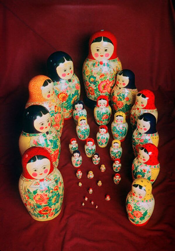 On peut trouver des poupées en bois peint dans toutes les foires. Les matriochkas sont aujourd’hui fabriqués dans plusieurs villes du pays. - Sputnik Afrique