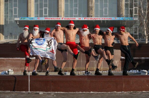 La planète tout entière vient de fêter la nouvelle année 2012. Les tables de réveillon sont encore chargées des reliefs du festin et les papiers cadeaux jonchent le sol. Les membres du club des durs de Novossibirsk ont choisi une façon inhabituelle de marquer la nouvelle année. Déguisés en Père Noël, ils ont fait un footing de Nouvel-An dans les rues de la ville. Ensuite, les «morses» de Novossibirsk se sont baignés, après avoir creusé un trou de glace. - Sputnik Afrique