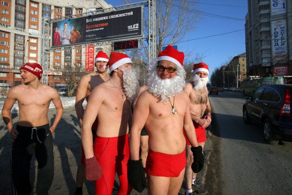 En photo : les membres du club d’endurcissement «Spectre» et la fédération des nageurs dans la glace «les dauphins polaires» au moment de la course à pied de Nouvel-An en costume de Père Noël dans les rues de Novossibirsk. - Sputnik Afrique