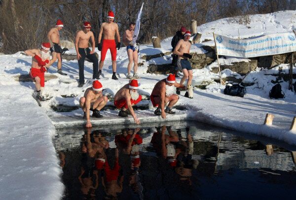 Après la course, les courageux se sont baignés dans le lac gelé Bliudtse, à Novossibirsk. - Sputnik Afrique