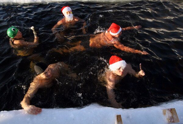 En photo : baignade dans le lac gelé de Bliudtse. - Sputnik Afrique