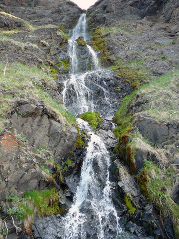 Les rivières et les ruisseaux de la réserve de Poronaïsky ne sont pas très grands, leur longueur varie entre 2 et 15 km. Certaines rivières se terminent par des cascades d'eau spectaculaires, qui tombent des falaises sur la bande côtière de la péninsule. Sur la photo: une cascade dans les environs du cap Pointu (Ostry). - Sputnik Afrique