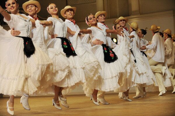 Le Ballet folklorique d’Igor Moïsseïev souffle le 10 février ses 75 bougies. L’ensemble célébrera son anniversaire sur scène. Sur la photo: suite de danses mexicains Sapateo & Avalulko, 2009 - Sputnik Afrique