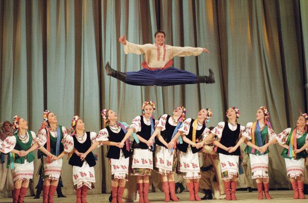 Actuellement, le répertoire du ballet compte plus de 300 mises en scène. Sur la photo: danse ukrainienne lors d’un concert consacré au 98e anniversaire du fondateur du ballet, 2004 - Sputnik Afrique