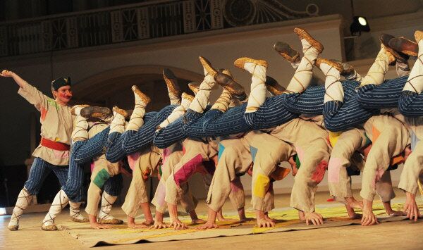 Aujourd’hui, le collectif du ballet comprend 85 danseurs d’un âge moyen de 25 ans. Sur la photo: danse de skomorokhi (bouffons), 2009 - Sputnik Afrique