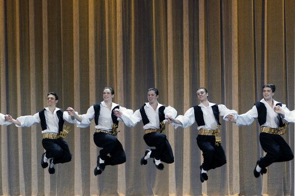 Le Ballet Moïsseïev lors d’un concert consacré au 50e anniversaire du Grand Palais du Kremlin, 2011 - Sputnik Afrique