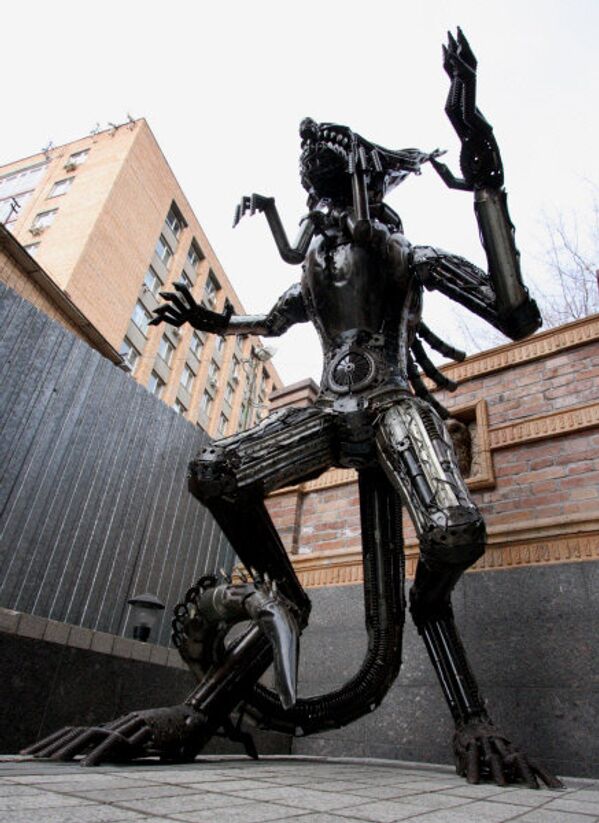 Le 8 février une immense statue en métal d'Alien, créature extraterrestre impitoyable du fameux film d'horreur science-fiction a apparu dans le centre de Vladivostok. L'apparition de la statue n'a pas été annoncée. Son auteur est inconnu. - Sputnik Afrique