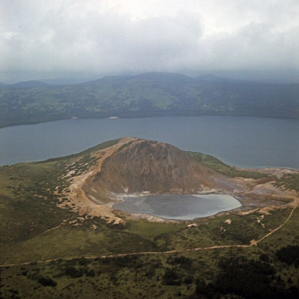 La partie sud de Kounachir atteint 15 366 hectares. La caldera du volcan Golovine avec deux lacs minéraux au fond est située au centre. Sur la photo: deux lacs Chaud et Bouillant - Sputnik Afrique