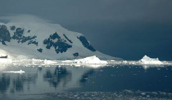 Un brise-glace russe aide à approvisionner la station antarctique américaine en carburant - Sputnik Afrique
