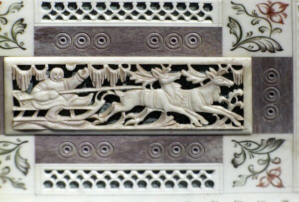 Les sculpteurs utilisent l’ivoire de mammouth ou l’ivoire de morse, ainsi que des chevaux et des vaches. Sur la photo: chasse de Nenets. - Sputnik Afrique