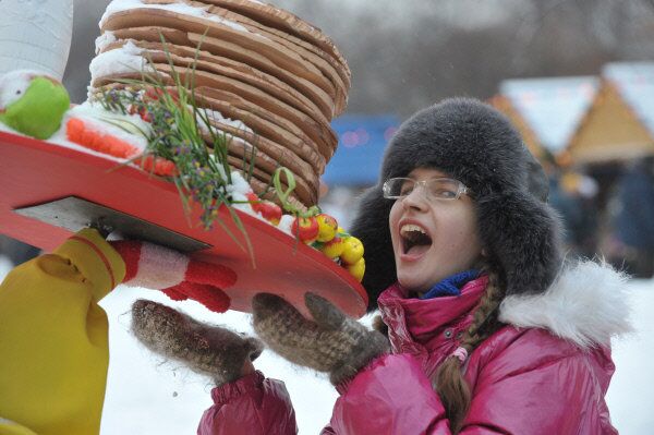 Ce dimanche 26 février, c’est le dernier jour de la fête de Maslenitsa, le Mardi gras russe, qui a duré toute la semaine. Il faut profiter de cette journée pour manger des crêpes, participer à des animations traditionnelles, se réchauffer devant le bûcher de l’effigie de l’Hiver et demander pardon à tous avant le début du Carême. Sur la photo: des célébrations dans le parc des loisirs de Maxime Gorki dans la capitale russe. - Sputnik Afrique