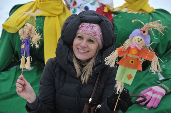 Dans le manoir moscovite du Ded Moroz (le père Noël russe) à Kouzminki, une cérémonie du plus grand magicien de l’hiver et de sa petite-fille sera organisée pendant ce dimanche du Pardon. Sur la photo: la semaine du carnaval de Maslenitsa au parc Gorki. - Sputnik Afrique