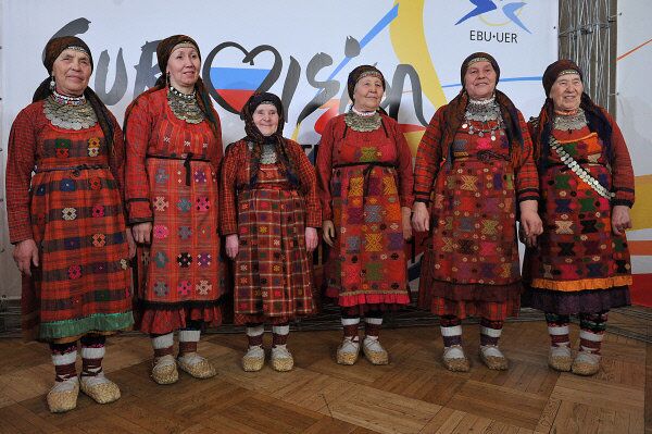 La Russie sera représentée par l’ensemble folklorique « Buranovskiye Babushki » au 57e concours de l’Eurovision. Le participant russe de l’Eurovision a été défini lors d’un concert de sélection, qui a eu lieu en direct à Moscou le 7 mars. Selon les résultats du vote des spectateurs et les membres du jury, les grand-mères de Bouranovo, qui ont chanté la chanson « Party for Everybody », ont pris beaucoup d’avance sur leurs concurrents. Maintenant, le groupe se prépare pour le voyage à la finale de l’Eurovision, qui sera organisée à Bakou, la capitale de l’Azerbaïdjan, du 22 au 26 mai. - Sputnik Afrique