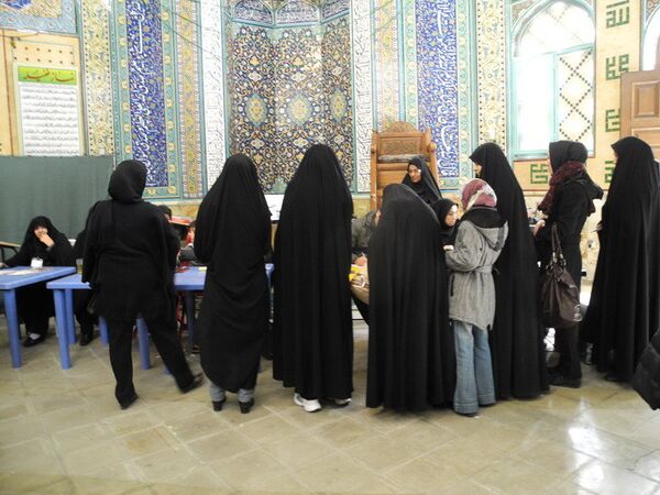 L’accessoire principal du code vestimentaire iranien pour les femmes – c’est un foulard sur la tête. Par ailleurs, les mains et les pieds doivent être couverts. Sur la photo: une queue de femmes au bureau de vote à Téhéran. - Sputnik Afrique