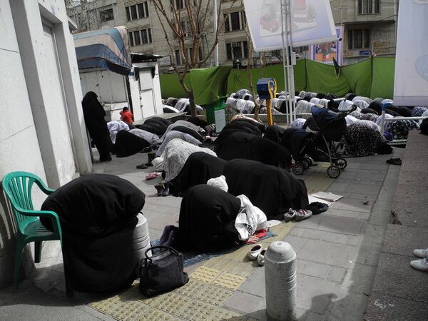 Sur la photo: des femmes priant dans les rues de Téhéran. - Sputnik Afrique