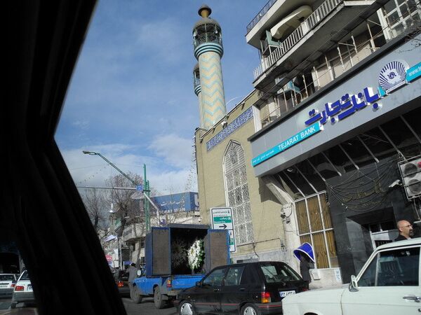 Sur la photo: la vue sur la ville d’une fenêtre de la voiture. (Téhéran, Iran). - Sputnik Afrique