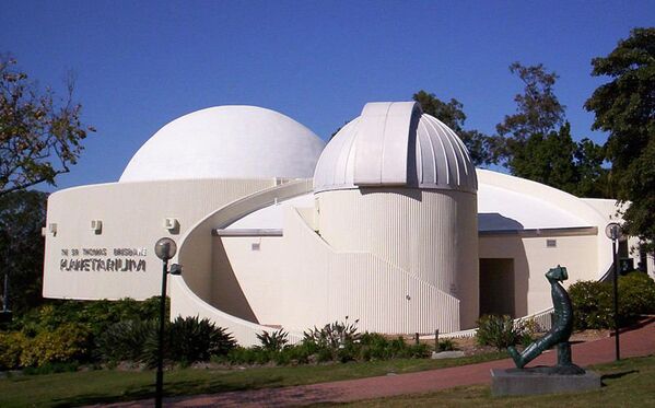 Le planétarium australien est situé dans le jardin botanique dans la banlieue de Brisbane et a été ouvert en 1978. Ce planétarium, qui porte le nom du Sir Thomas Brisbane, abrite un monument représentant russe le pionnier russe de l’aéronautique Konstantine Tsiolkovski, qui regarde le ciel. - Sputnik Afrique