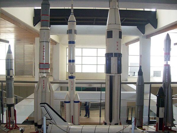 Sur la photo: des fusées spatiales de différents pays présentés à l'exposition du planétarium de Medellin, en Colombie. - Sputnik Afrique