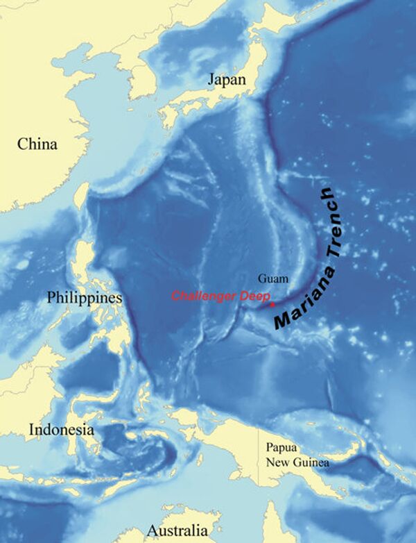 La plongée a été reportée à plusieurs reprises à cause du mauvais temps. Sur la photo : la fosse des Mariannes (marquée en rouge). - Sputnik Afrique