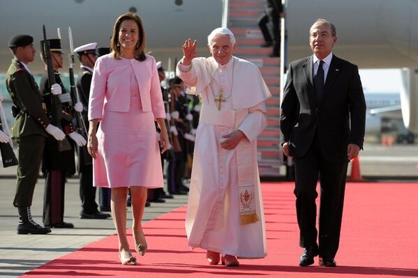 Le chef de l'Eglise catholique est arrivé à l’aéroport de Silao le 23 mars. Il y a été accueilli par président mexicain Felipe Calderon et son épouse. - Sputnik Afrique